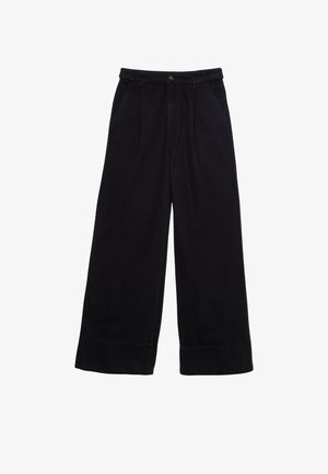 Schwarze weit geschnittene Hose mit hoher Taille, plissiertem Vorderteil und geradem Schnitt. Hergestellt aus weichem Stoff mit glatter Textur.
