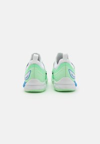 Sneakers verdi e bianchi con una texture liscia, una forma arrotondata e un accento blu sul tallone, con dettagli di branding neri.