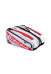 Borsa da tennis con un corpo grigio e dettagli rossi, diversi scomparti, cerniere robuste e il logo "Babolat" ben visibile.