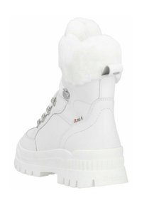 Bottes blanches à la cheville avec col en fausse fourrure, tige texturée, œillets en métal et semelle en caoutchouc épaisse dotée de reliefs pour une bonne adhérence. Marque R.TEX visible.