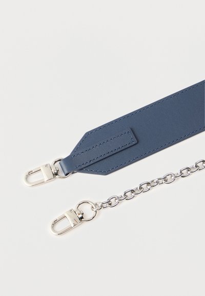 Μπλε δερμάτινο λουράκι και αλυσίδα από ασημί μέταλλο με μεταλλικά κούμπωμα σε λευκό φόντο, δείχνοντας λεπτομέρειες στερέωσης.