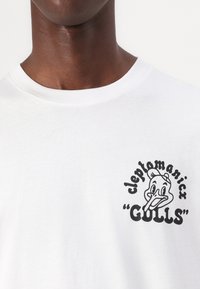 Cleptomanicx BALLSPORT - Print T-shirt - white