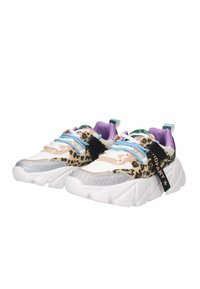 Sneaker chunky con base bianca, lati in stampa leopardata, dettagli in glitter argento, lacci azzurri e interni viola. Presentano una fascia nera.