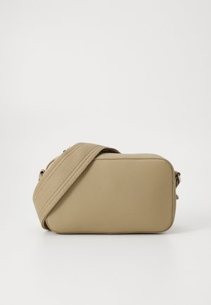 Rechthoekige beige crossbodytas met brede verstelbare stoffen riem op een witte achtergrond.