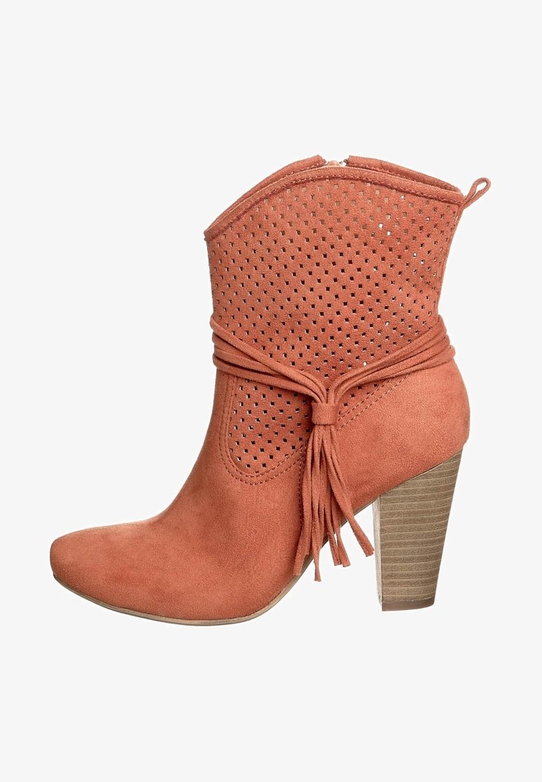 Kožené kotníkové boty v hnědo-oranžové barvě s perforovaným svrškem, bočním zipem a dekorativním květinovým detailem kolem kotníku. Silný dřevěný podpatek.