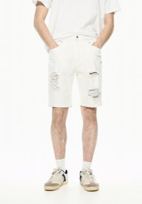 PULL&BEAR Shorts vaqueros - white