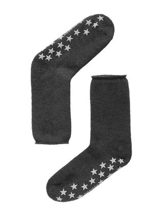 Graue Knöchelsocken mit einer glatten Textur und flexiblem Stoff. Sie verfügen über ein Design mit weißen Sternen entlang der Sohle für zusätzlichen Halt.
