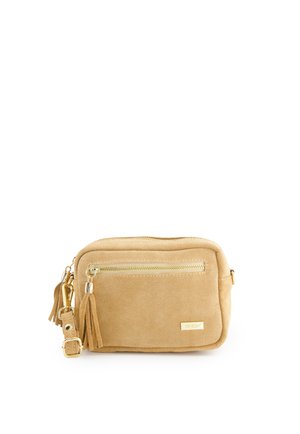 Sac bandoulière rectangulaire en daim couleur camel avec poche zippée à l'avant, tirette en pampille et sangle réglable avec ferrures dorées.
