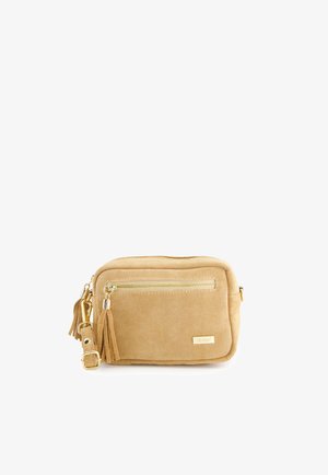 Sac bandoulière rectangulaire en daim couleur camel avec poche zippée à l'avant, tirette en pampille et sangle réglable avec ferrures dorées.