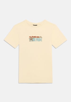 Lys beige t-skjorte med korte ermer, med teksten "Quiksilver One Piece" og en tegneserieaktig hodeskalle med stråhatt på brystet.