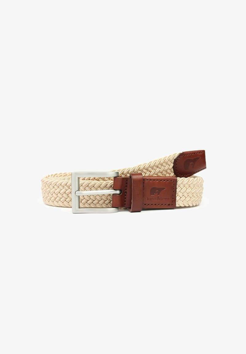 Gewebter beiger Gürtel mit einer silbernen Metallschnalle und braunen Lederelementen, die ein auf das Leder geprägtes Markenlogo zeigen.