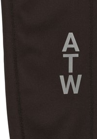 Svart plagg med en jämn textur, som har en framträdande grå "ATW"-logotyp. Inkluderar synlig sömnad längs kanterna.