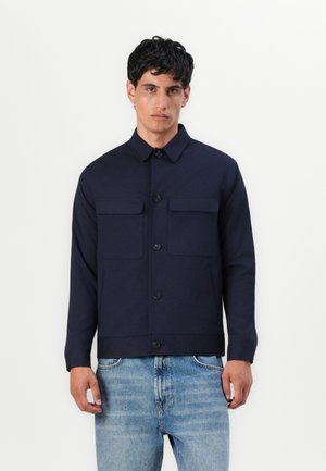 Marineblaue Jacke mit Kragen, Vorderknopfverschluss und zwei Brusttaschen. Hergestellt aus einem glatten, strukturierten Stoff.