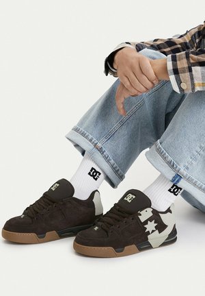 DC Shoes, DC SHOES SNEAKERS MEN'S BROWN 5907964225102 - Trainers - brown