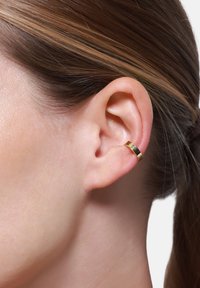 Die goldenen Hoops Ohrringe haben ein elegantes, rundes Design. Die glänzende Oberfläche verfügt über ein poliertes Finish und besticht durch eine schlichte, minimalistische Ästhetik.