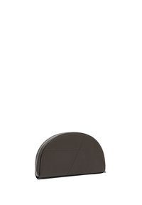 Portafoglio in pelle grigio scuro con parte superiore arrotondata, caratterizzato da accenti di cuciture geometriche e una chiusura con zip argentata lungo il bordo.