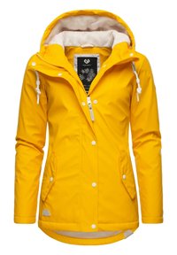 Giacca impermeabile gialla con cappuccio, rivestimento in pile bianco, zip frontale e bottoni a pressione, due tasche a pattina e cordini regolabili sul cappuccio.