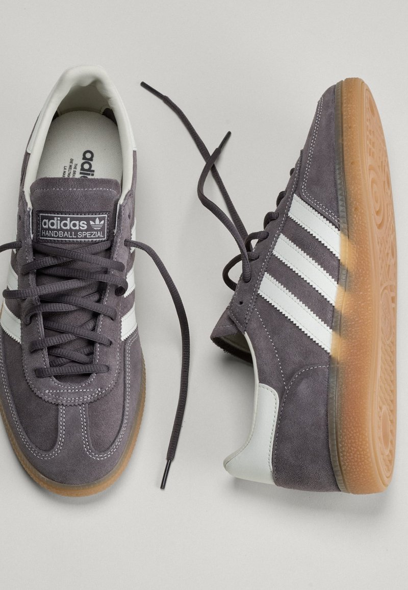 paar schoenen adidas maat 46