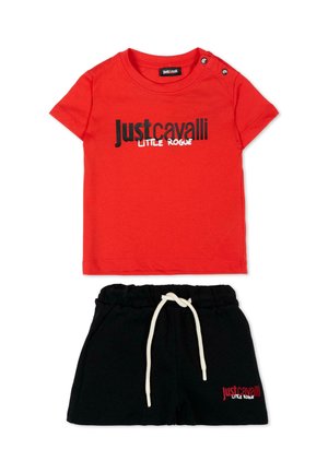 Camiseta roja de manga corta para niño pequeño con el texto "Just Cavalli Little Rogue" combinada con pantalones cortos negros con cordón blanco y logo a juego.
