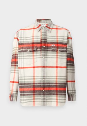 Camicia a quadri nei colori beige, rosso, grigio e bianco. Maniche lunghe, chiusura con bottoni, due tasche sul petto e un'etichetta Wrangler sulla tasca sinistra.