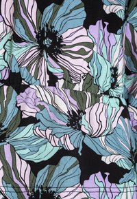 Kwiatowy materiał z dużymi, misternymi kwiatami w pastelowych odcieniach różu, niebieskiego i zieleni na czarnym tle. Widoczny fakturowany wzór tkaniny.
