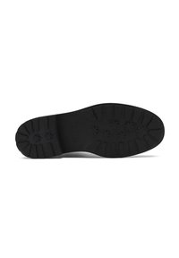 Semelle en caoutchouc noir avec un motif texturé, comportant plusieurs crampons et reliefs pour une meilleure adhérence. Fini lisse sans logos ni accents visibles.