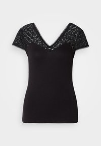 T-shirt noir à col en V avec des manches courtes en dentelle. Tissu lisse avec des détails en dentelle sur les épaules et des bords festonnés le long de l'encolure.