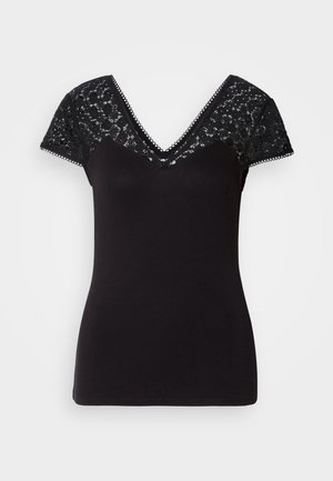 Černé tričko s V výstřihem a krátkými krajkovými rukávy. Hladká tkanina s krajkovými detaily na ramenou a vlnitým okrajem kolem výstřihu.