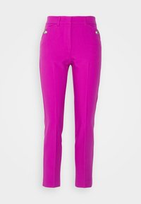 Pantalon fuselé fuchsia avec une coupe slim, devant plat et deux boutons décoratifs argentés à la taille. Tissu lisse et longueur raccourcie.