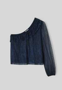 Haut navy à une épaule avec un tissu texturé, un décolleté ruffle et une manche longue transparente. La coupe est ample.