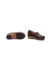 Chaussures slip-on en cuir brun et en daim avec une semelle en liège basse et un dessous en caoutchouc texturé. Présentent des coutures décoratives à l'avant.