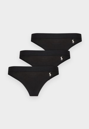 Τρία μαύρα βαμβακερά μπικίνι εσώρουχα με ελαστικές ζώνες μέσης, καθένα με μικρό λευκό λογότυπο παίκτη πόλο στο αριστερό ισχίο.