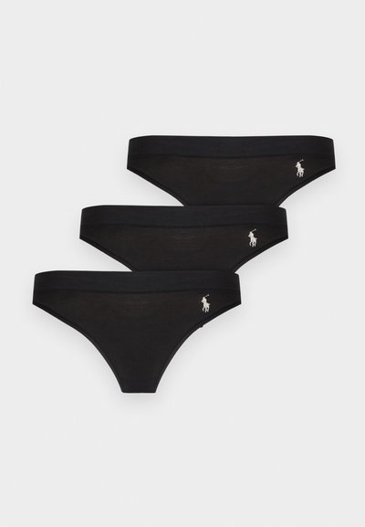 Τρία μαύρα βαμβακερά μπικίνι εσώρουχα με ελαστικές ζώνες μέσης, καθένα με μικρό λευκό λογότυπο παίκτη πόλο στο αριστερό ισχίο.