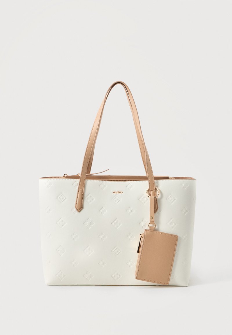 Sac cabas blanc avec motif embossé, poignées couleur fauve, petite pochette fauve attachée et logo ALDO doré à l’avant.