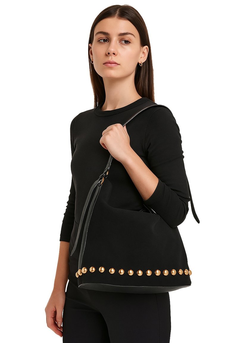 Borsa a tracolla di tessuto nero con borchie dorate lungo il fondo, dotata di una tracolla singola e un design morbido e sformato.