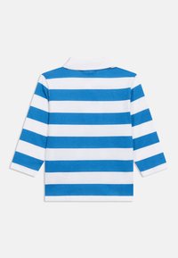 Μπλε και λευκό πουκάμισο με ευρείς οριζόντιες ρίγες και μακρύ μανίκι, με λευκό γιακά, εμφανιζόμενο από την πίσω πλευρά σε απλό φόντο.