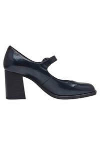 Chaussure Mary Jane en cuir verni bleu marine avec un bout rond, une sangle sur le dessus et un talon épais. Texture lisse, accents minimalistes.