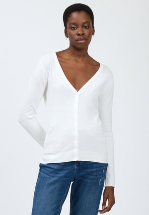 Cardigan bianco a scollo a V realizzato in morbido materiale a maglia, con maniche lunghe, chiusura con bottoni e dettagli a costina sull'orlo.