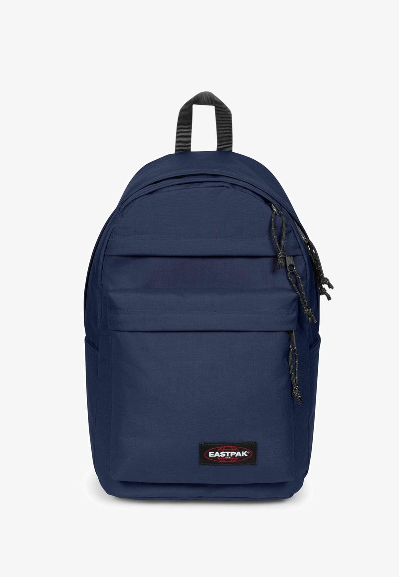 Sac à dos Eastpak bleu marine avec poche zippée à l'avant, poignée supérieure noire et trois tirettes de fermeture éclair sur le compartiment principal.