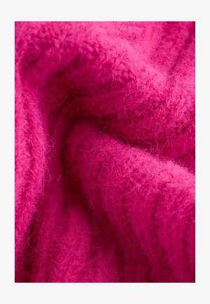 Mehakava, puhasto roza blago z rebrasto teksturo, ki prikazuje bogato barvo in vidne vlakna. Primerno za oblačila ali udobne predmete.