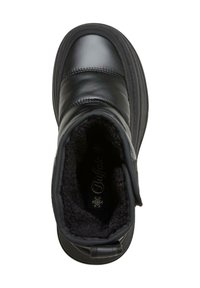 Bota negra impermeable con un exterior de cuero suave, forro interior de felpa, puntera redonda y suela de goma gruesa. Cuenta con un talón reforzado y una pestaña en la parte superior para tirar.
