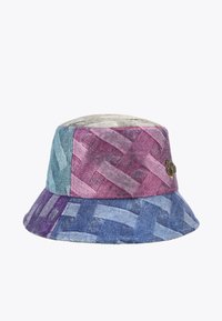 Kapelusz typu bucket z tkaniny plecionej w palecie odcieni różowego, niebieskiego i fioletowego. Projekt zawiera teksturowany wzór i metaliczny akcent.