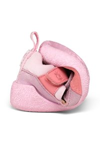 Scarpa da arrampicata rosa con suola in gomma arrotondata e testurizzata e tomaia in tessuto morbido. Dotata di cinturino in velcro e asola per facilitare la calzata.