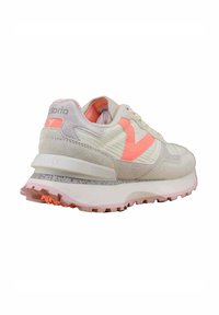 Hellgraue Sneakers mit pinken Akzenten, einem strukturierten Obermaterial, gepolstertem Kragen und einer gesprenkelten weißen Sohle für besseren Halt und Komfort.