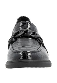 Zwarte gepatineerde leren schoenen met een krokodillenstructuur, voorzien van een dikke kettingaccent over de voorkant en een platte rubberen zool.