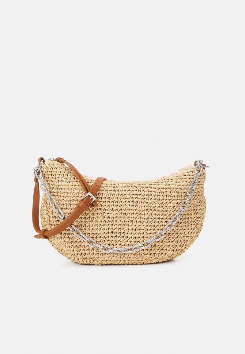 Sac à main tissé beige en forme de croissant avec sangle en cuir marron réglable et détail de chaîne argentée sur fond blanc.