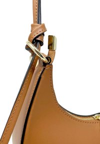 Ruskea nahkainen käsilaukku, jossa on sileä verkkopinta, kaareva muoto ja mustat yksityiskohdat. Varustettu kultaisella varusteella ja kudotulla hihnalla.