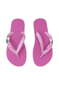 Ciabatte rosa con suole texturizzate, con cinturini rosa chiaro e un accento verde e giallo sul cinturino sinistro. Design piatto, materiale leggero.