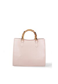 Borsa a tracolla in finta pelle rosa chiaro con finitura texturizzata, caratterizzata da un manico in bambù e fondo piatto, che conferisce una forma strutturata.