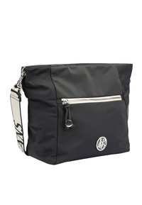 Borsa nera in nylon con un design strutturato, dotata di una tasca con zip argentata, un'emblema con logo e una tracolla regolabile con motivo.